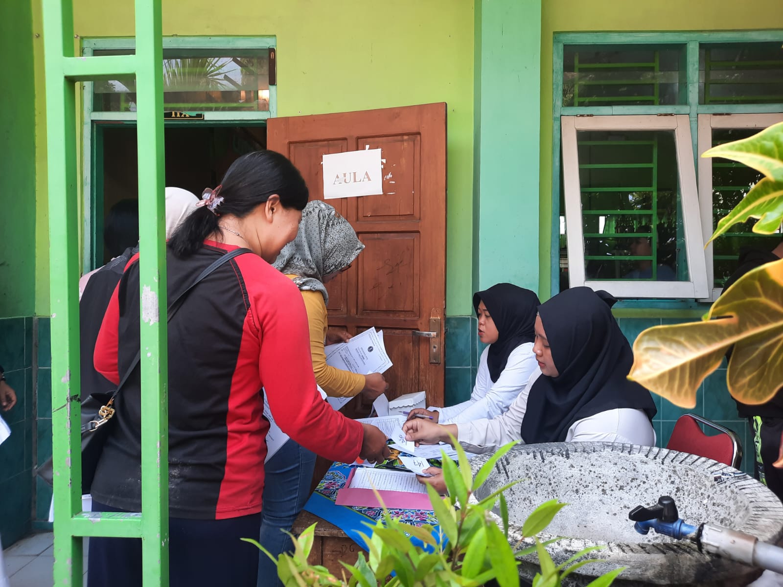  Dinas Pendidikan Kota Blitar Bagikan Ongkos Jahit Seragam Gratis, Wali Murid Berikan Tanggapan Positif 1