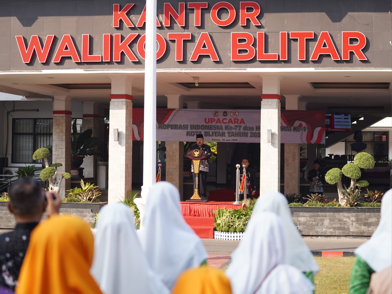  Peringati Harkop Ke-77 dan UMKM Ke-11, Pemkot Blitar Gelar Upacara Bendera dan Ziarah MBK 1