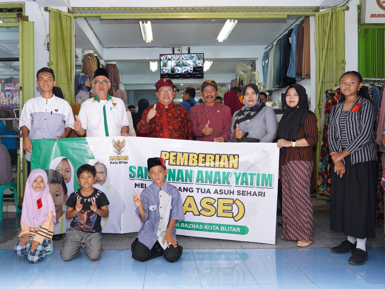  Melalui Program OASE, Wali Kota Blitar Ajak Anak Yatim Berbelanja Baju Baru 1