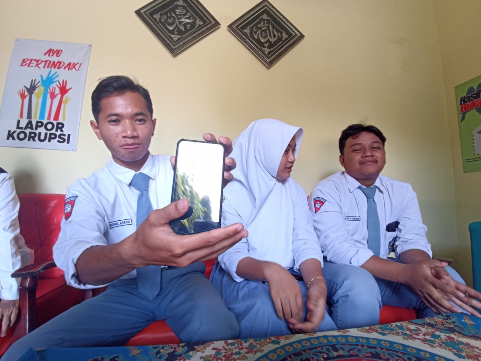  Viral di Media Sosial, Pelajar MAN 1 Kota Blitar Kompak Iuran Untuk Belikan HP Teman 1