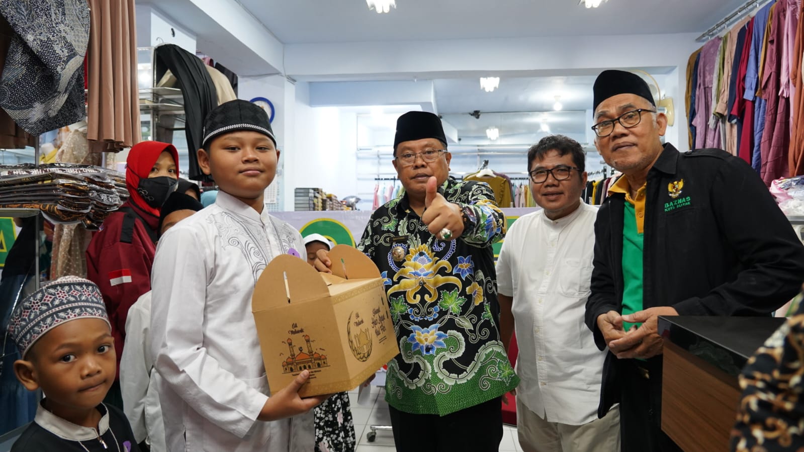  Dukung Program OASE, Wali Kota Blitar Belanjakan Baju Baru Untuk Anak Yatim dan Piatu 1