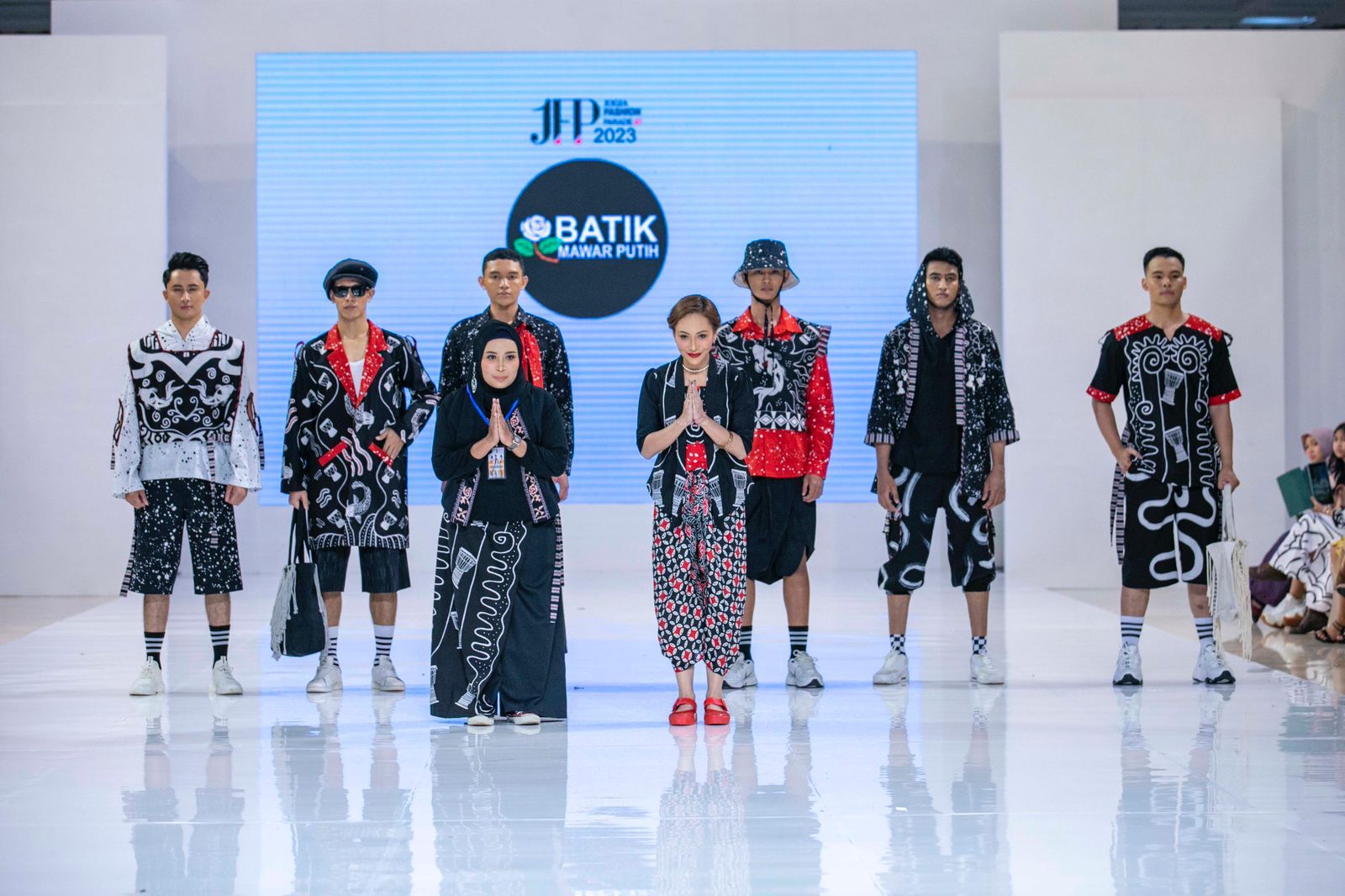 Batik Mawar Putih Kota Blitar, Sukses Curi Perhatian di Jogja Fashion Parade 2023 1