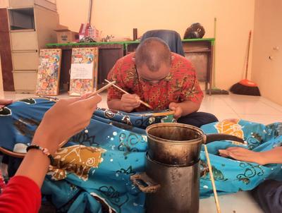 Sejumlah Siswa Disabilitas di UPT PSBR Blitar Konsisten Produksi Batik Tulis