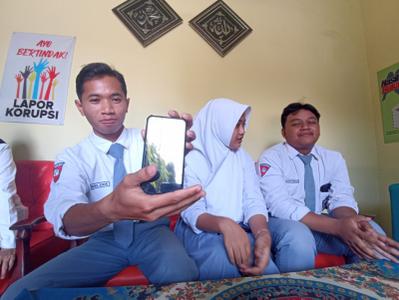 Viral di Media Sosial, Pelajar MAN 1 Kota Blitar Kompak Iuran Untuk Belikan HP Teman