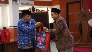 Pemkot Blitar Serahkan Bantuan Korpri Peduli Yatim Piatu dan Dhuafa