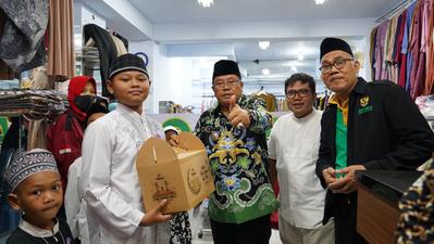 Dukung Program OASE, Wali Kota Blitar Belanjakan Baju Baru Untuk Anak Yatim dan Piatu